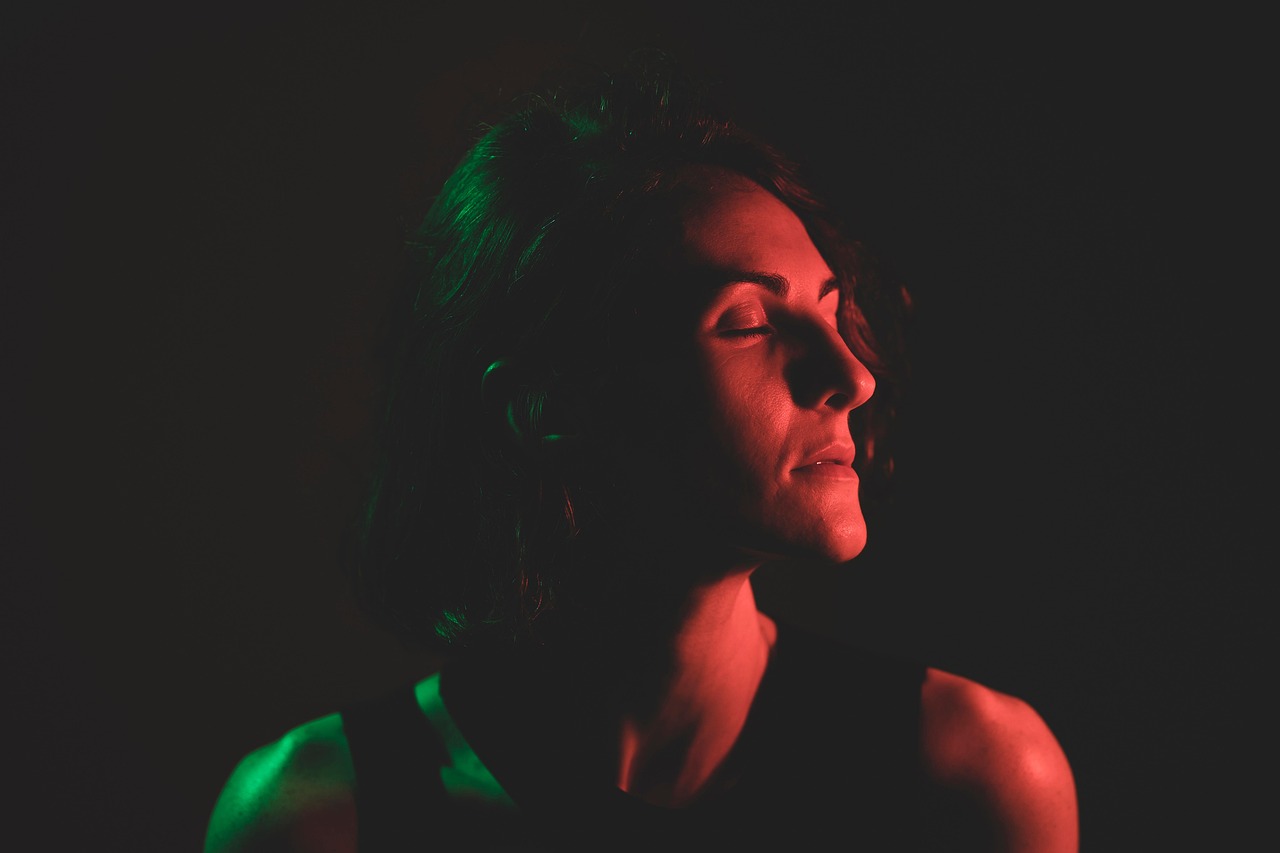 小顔脂肪吸引を受けるなら美容外科と美容皮膚科の違いは何ですか？